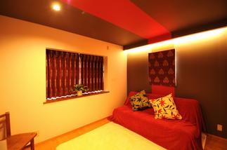 奥様がお選びになったカーテン+シェードが取付られ、ソファーも設置し更に素敵な空間に。