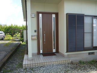 木目調の玄関ドア