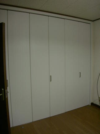 白い折れ戸を開けると大収納スペース