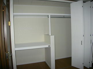 左は布団、右はハンガーパイプ付き収納、上部の枕棚にもたっぷり収納ができます。