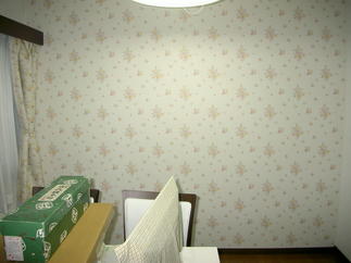 収納裏面のクロスは奥様のお好み通りにリニューアル