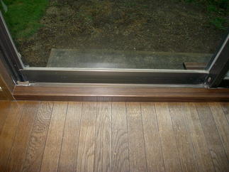 窓枠下部分の焼けがひどかったのですが、きれいによみがえりました。