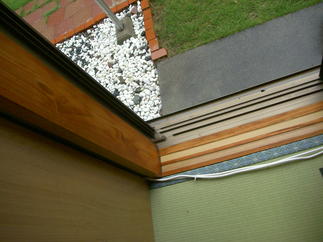 障子枠・敷居部分を洗い・磨ききれいになりました。