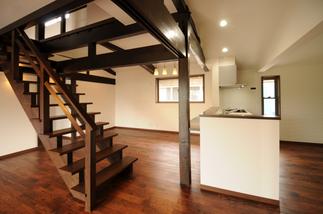 対面キッチンとダイニングスペース