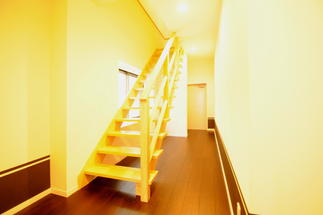 新しく設置した階段は、光を取り入れられ、デザイン性あるストリップ階段