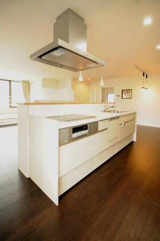 解放感のあるアイランドキッチン。