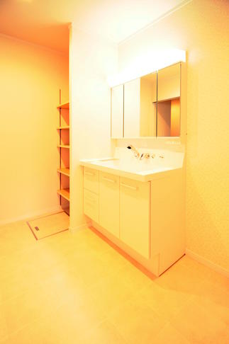 白を基調とした清潔感あふれるサニタリールーム