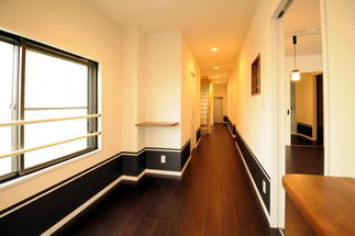 白い壁に黒い腰壁が魅力的な玄関ホール