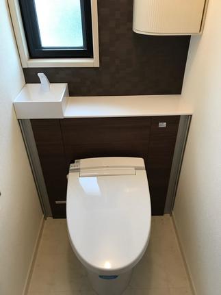 2階トイレもシックな雰囲気へと変わりました。