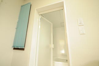 ブラインドも浴室に合わせ、爽やかカラーに交換しました！！