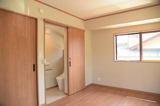 寝室にトイレの動線も考え居心地の良い空間になりました。
