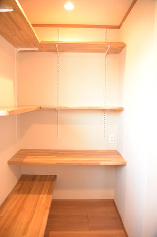 床に座っても良し、椅子を使っても良し、カウンターはツーパターンの活用術！ご主人様のご提案。