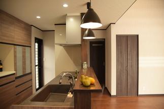 上質なセラミックトップカウンターとペンダント照明、そして木の質感がインダストリアルな空間をつくりあげています