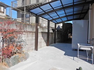 コンクリート仕上げのために植物の撤去もしたのですが、唯一の南天の木と既存の石は残してあります。