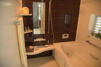 浴室にいたるまで統一された印象でアクセントウォールがきめてになってます。換気乾燥暖房機も設置