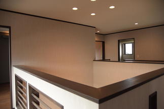 2階ホールの腰壁ルーバーがアクセントになり、吹き抜けが気持ちも豊な贅沢な空間になっています