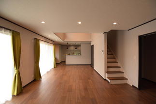 ウォールナットのフローリングが木の質感たっぷり