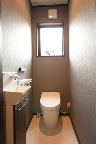 タンクレスのサティスSがコンパクトでトイレ空間に広がりをもたらしています