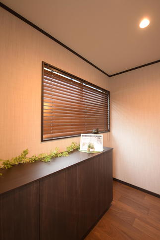 玄関ホールの木製ブラインドもイメージにぴったり