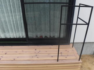 シンプルなデザインの手摺