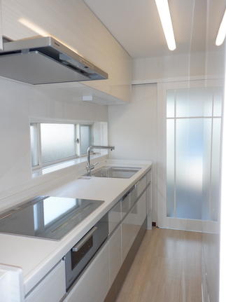 キッチンとダイニングの間に扉を付けワークスペースを確保！