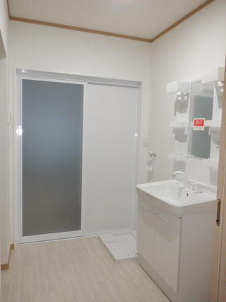 白を基調とした清潔感のある洗面脱衣室に