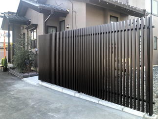 玄関脇にもスクリーン設置