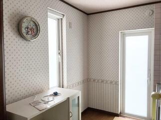 透明な勝手口ドアを熱線吸収効果フィルムに！