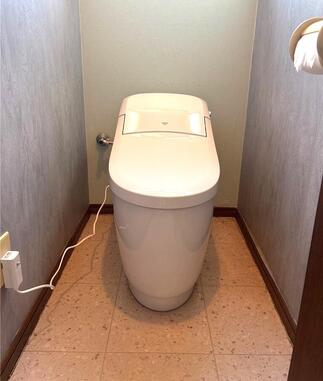 1.2階とも背面のみのクロス貼替でスタイリッシュなトイレ空間になりました！