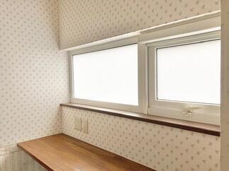 家事室の窓は明るさも確保のフィルムに！