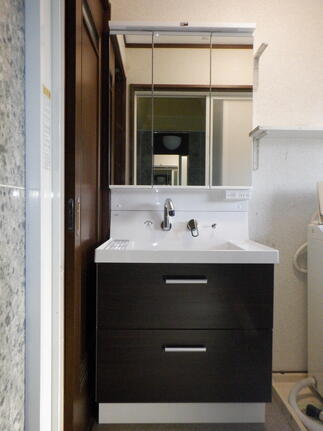 洗面化粧台2台を『LIXILピアラ』に交換！