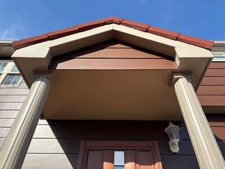 軒天や門柱はグレージュに！