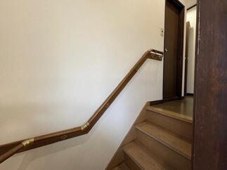 2階のドアの近くまで手摺があるので安心です。