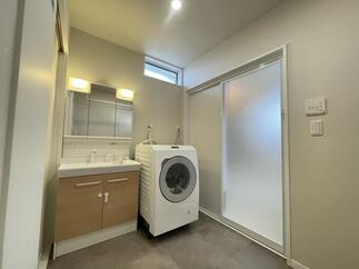 洗濯物も干せる広々した洗面脱衣室