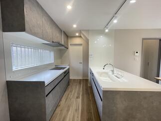 利便性の良い２列型キッチン