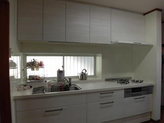 白の木目調のキッチン