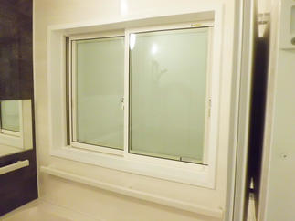 断熱性を高めるために出窓をフラットな窓に