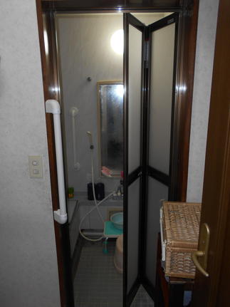 開き戸から折れ戸にしたことで、洗い場のスペースが確保できました