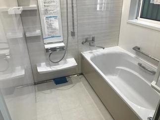 施主様のご年齢も考慮し使いやすく暖かいお風呂へ・・