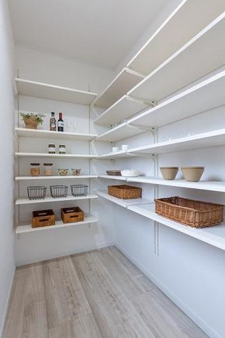 収納力抜群のパントリー