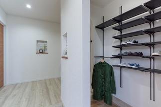 「見せる」と「隠す」の玄関ホール