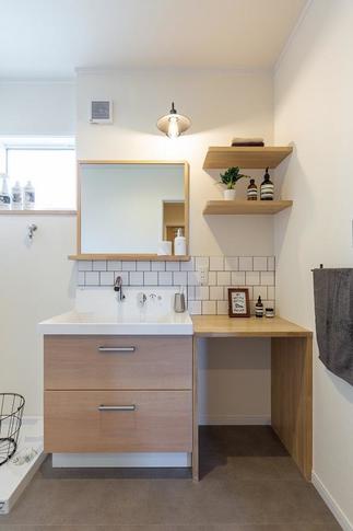 洗面横のお化粧スペース