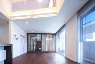 平行四辺形の吹抜のある家