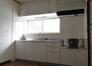 フロアタイルを活かしたキッチン