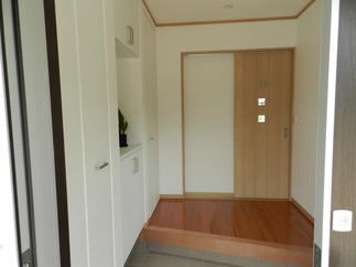 明るく広々とした玄関