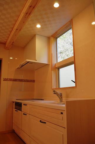 白のシステムキッチン