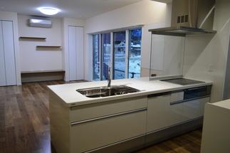 周りの見渡せる対面式システムキッチン