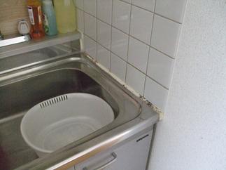 台所　コーキング取替　前