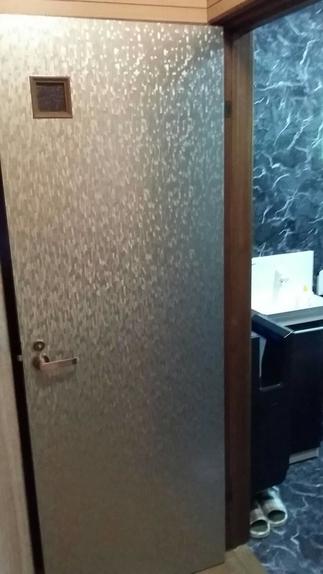 トイレのドアも表面だけ、チェンジ！