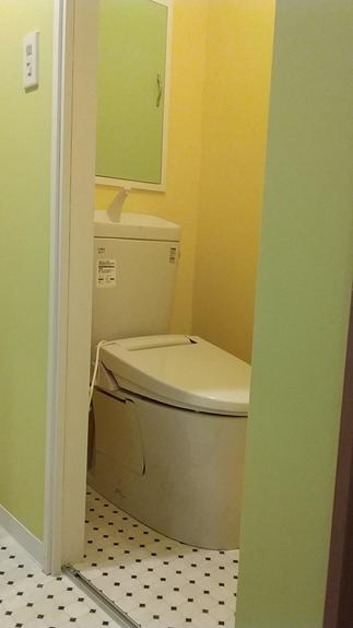 クロスや床も張替えてポップなイメージに